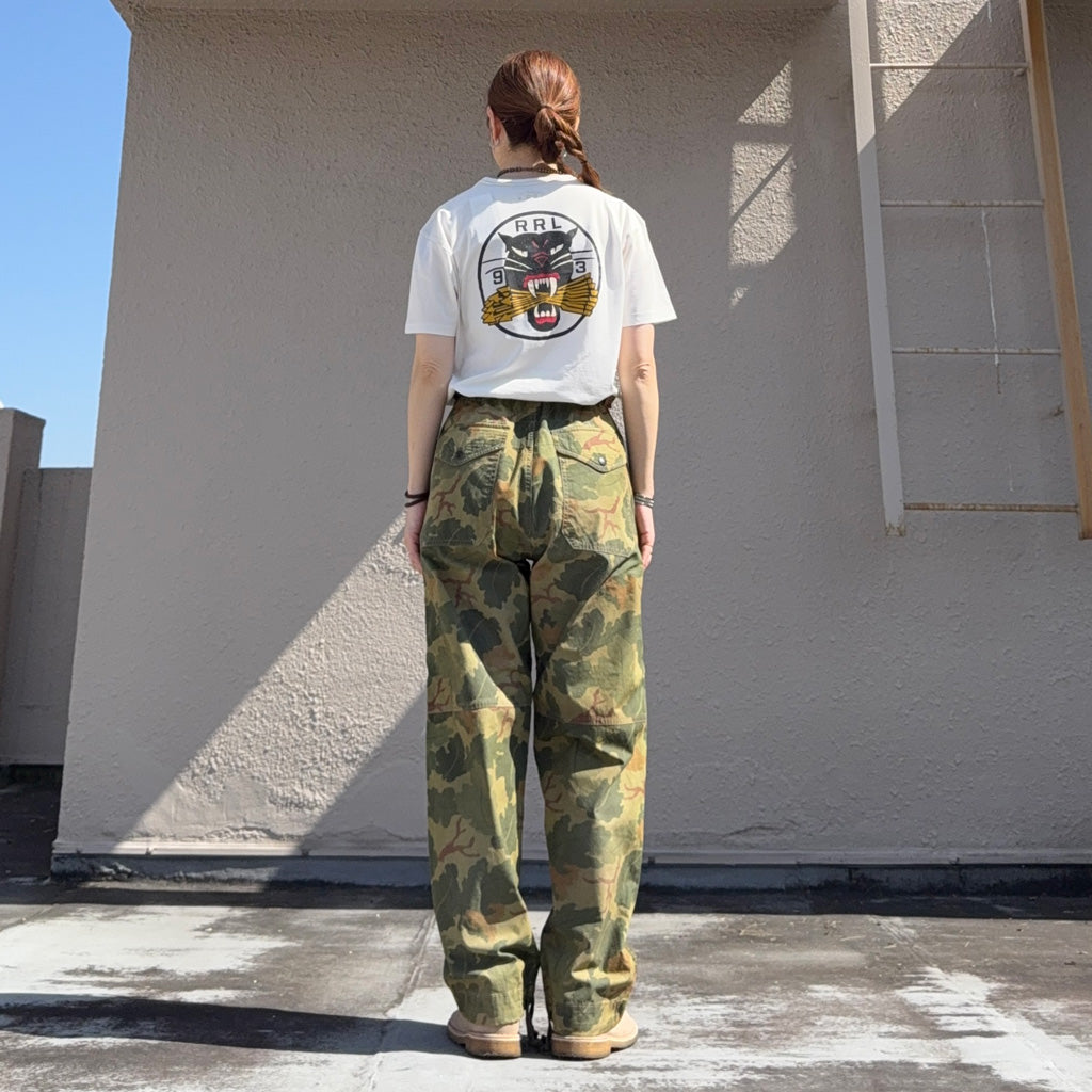 Double RL : GARMENT-DYED JERSEY GRAPHIC T-SHIRT (WARM WHITE)