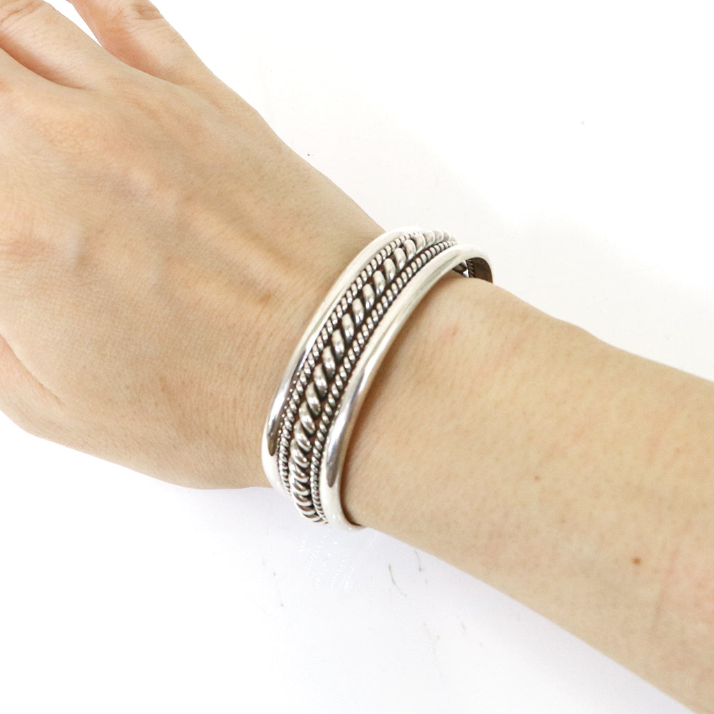 Indian Jewelry : Navajo Elaine Tahe Twist Bangle