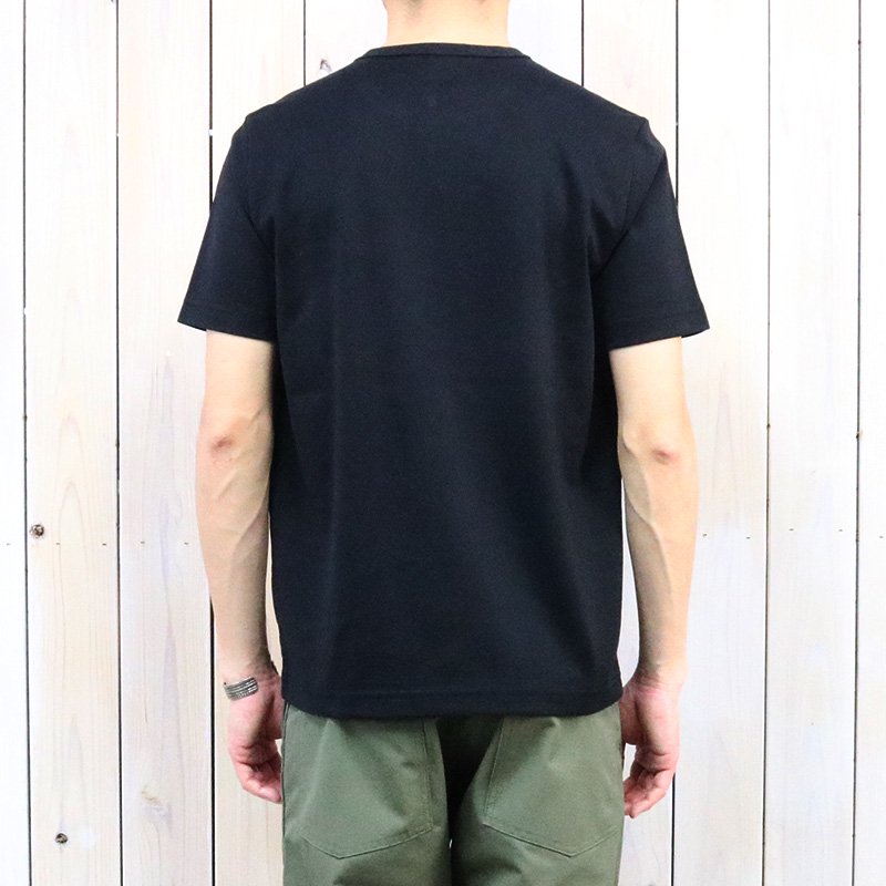 LACOSTE『クロコエンブレム クルーネックポケットTシャツ』(ブラック)