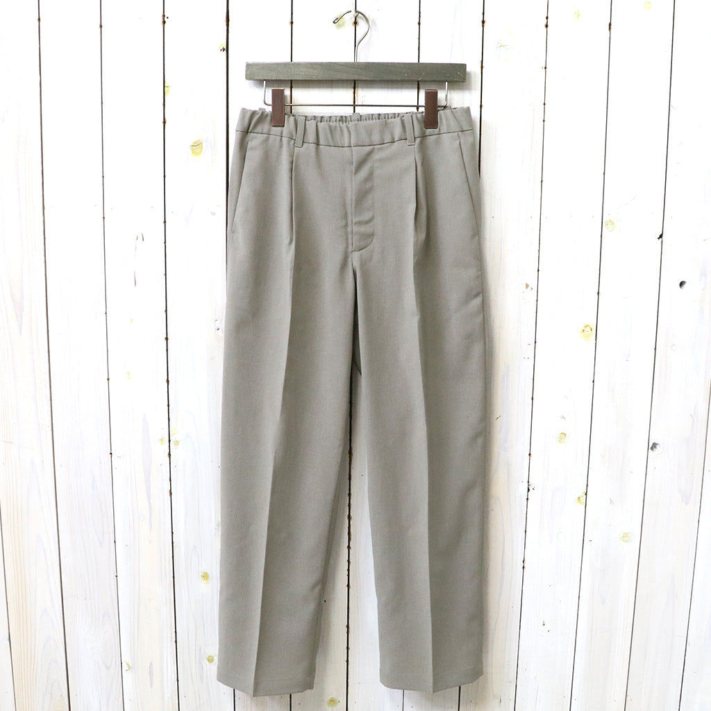 Goldwin『One Tuck Straight Pants』(トープフォーン)