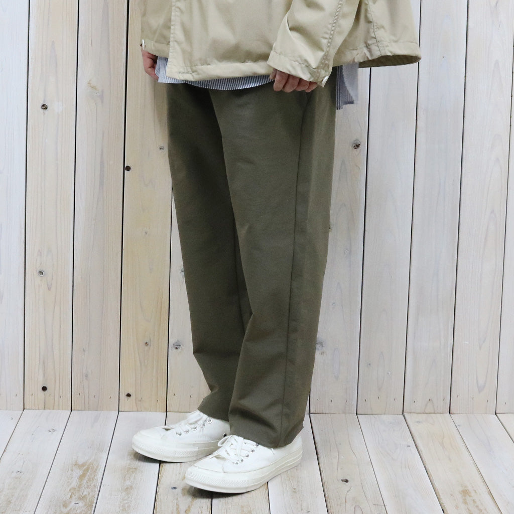 Goldwin『One Tuck Tapered Stretch Pants』(トープグレー)