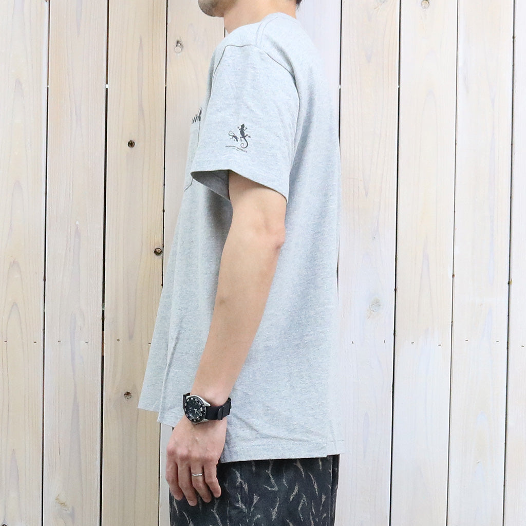 ENGINEERED GARMENTS『Printed Cross Crew Neck T-shirt-Cosmopolitanism』(Grey)