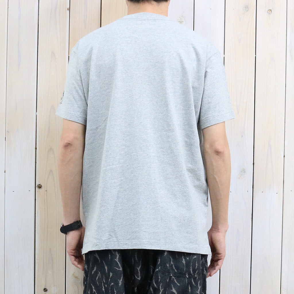 ENGINEERED GARMENTS『Printed Cross Crew Neck T-shirt-Cosmopolitanism』(Grey)