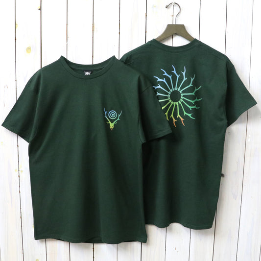SOUTH2 WEST8 : S/S Crew Neck Tee-Skull & Target Gradation (Dk.Green)