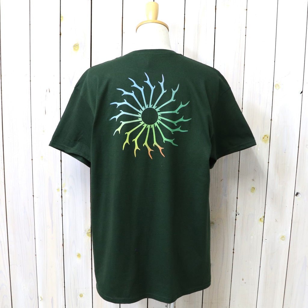 SOUTH2 WEST8 : S/S Crew Neck Tee-Skull & Target Gradation (Dk.Green)